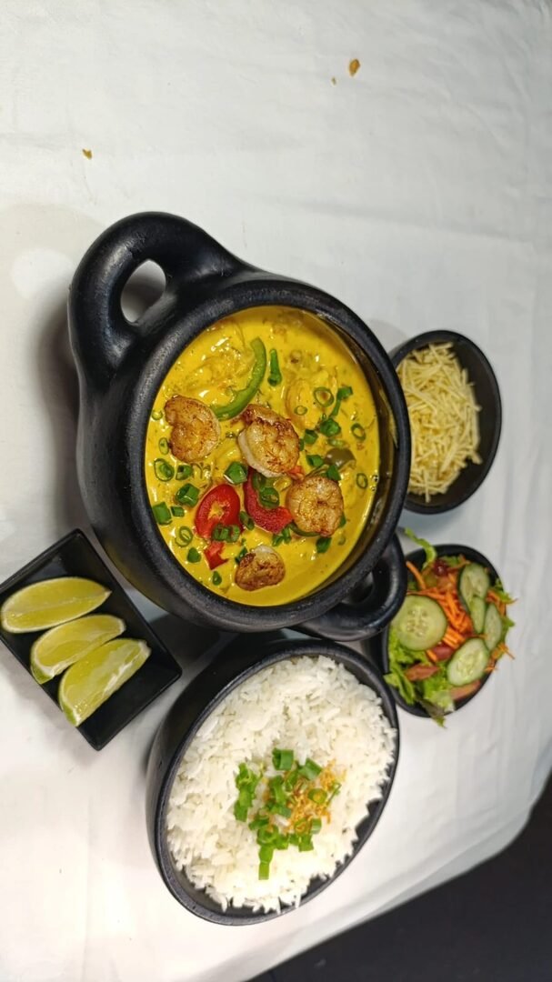 Moqueca com camarão na panela de barro