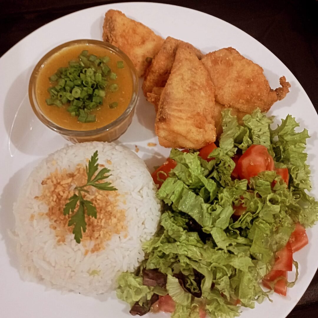 Prato executivo com peixe, arroz e salada